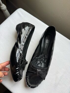 Crown Vintage Sleek black patent slip-on flats decorative bow. Size 10